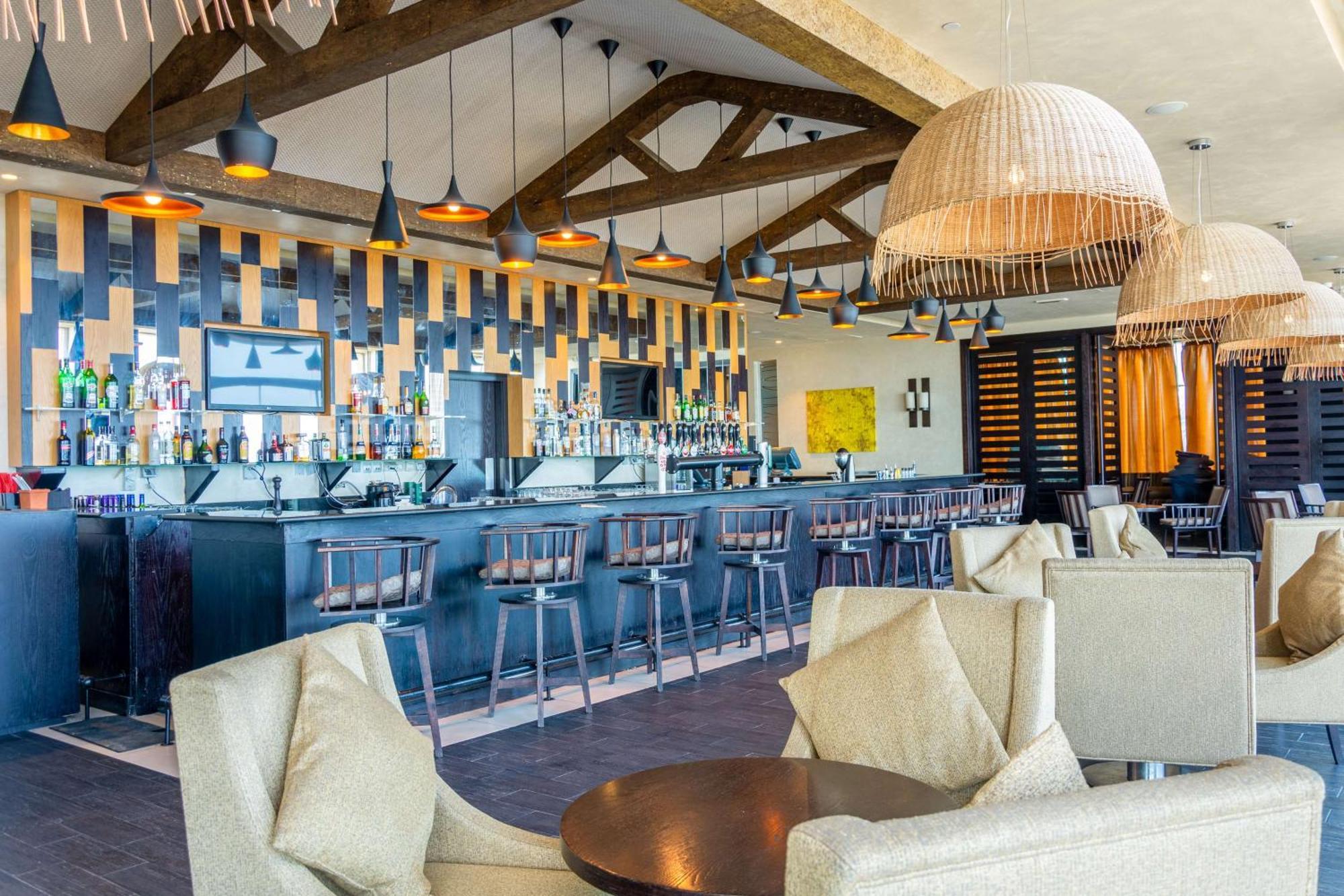 Radisson Blu Hotel & Resort, Sohar Exterior photo The bar at the Sky Bar