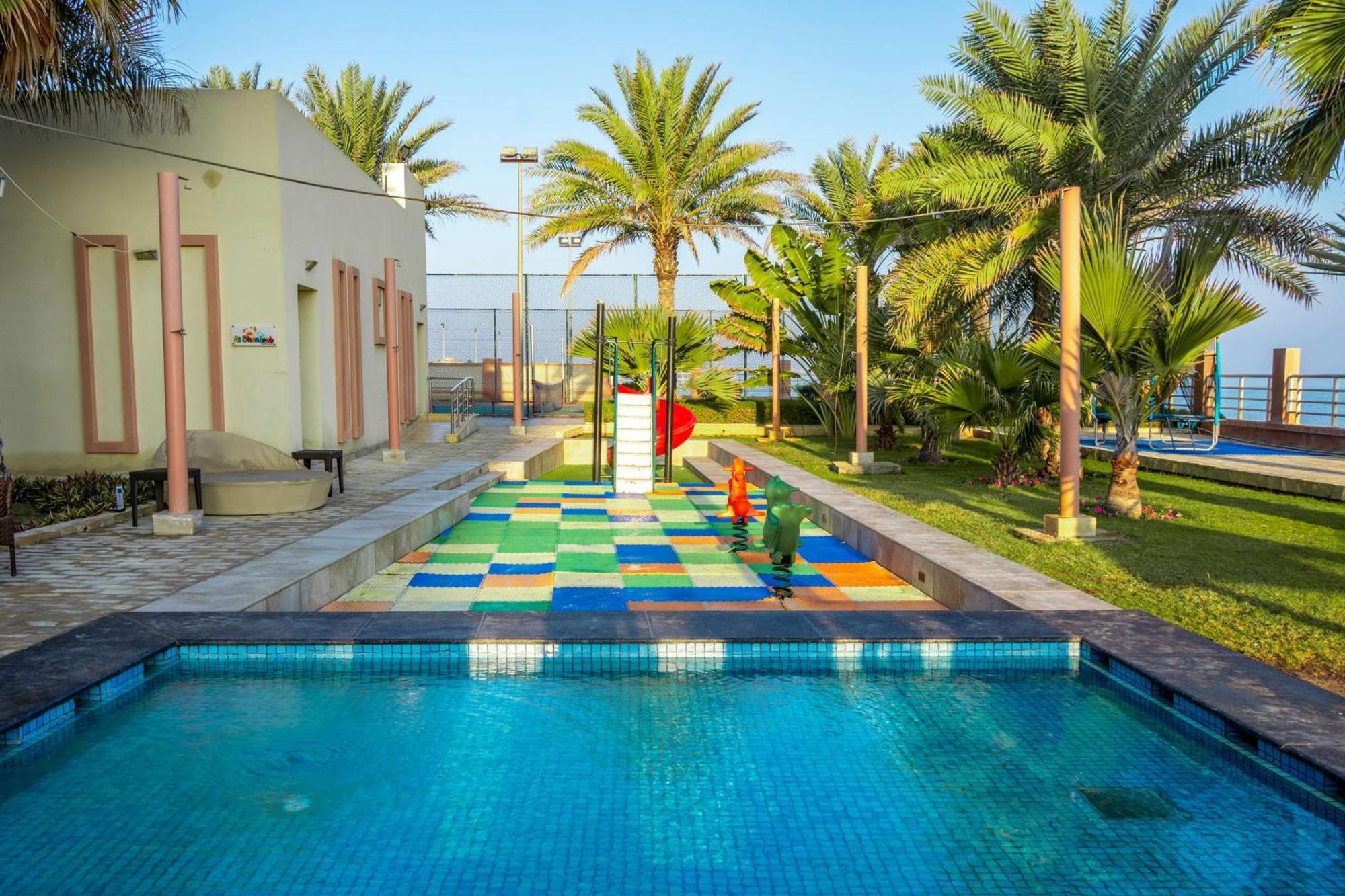 Radisson Blu Hotel & Resort, Sohar Exterior photo The swimming pool at the Al-Jaish Club