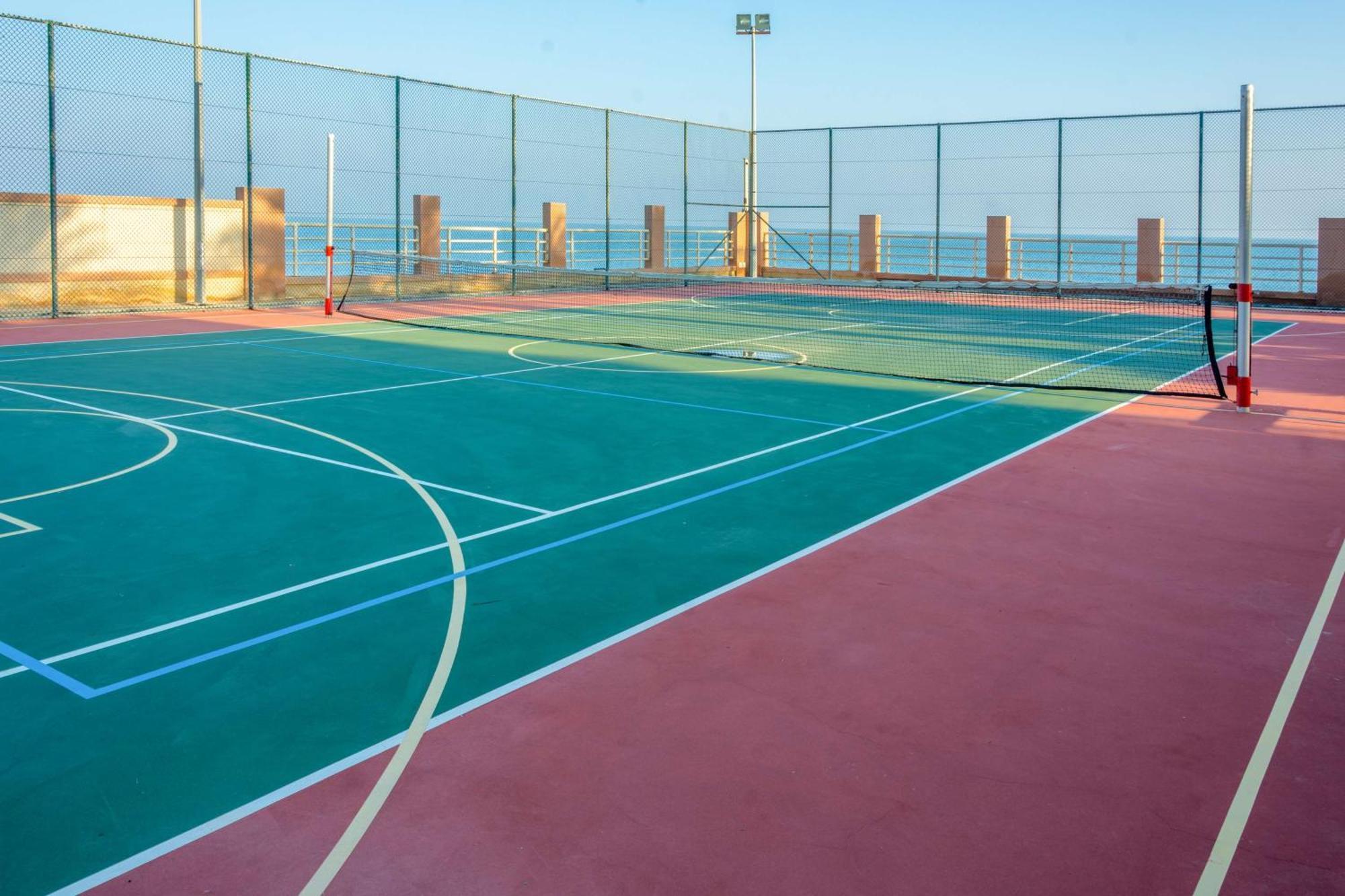 Radisson Blu Hotel & Resort, Sohar Exterior photo A paddle tennis court