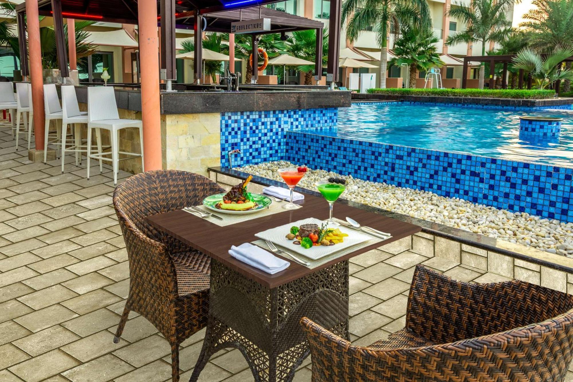 Radisson Blu Hotel & Resort, Sohar Exterior photo The swimming pool at the hotel