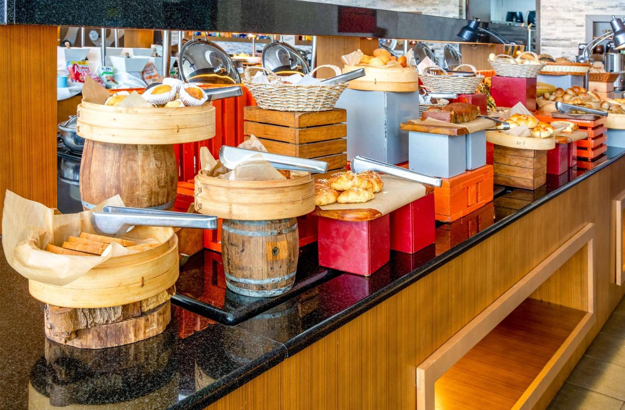 Radisson Blu Hotel & Resort, Sohar Exterior photo A dim sum buffet at a hotel in Singapore