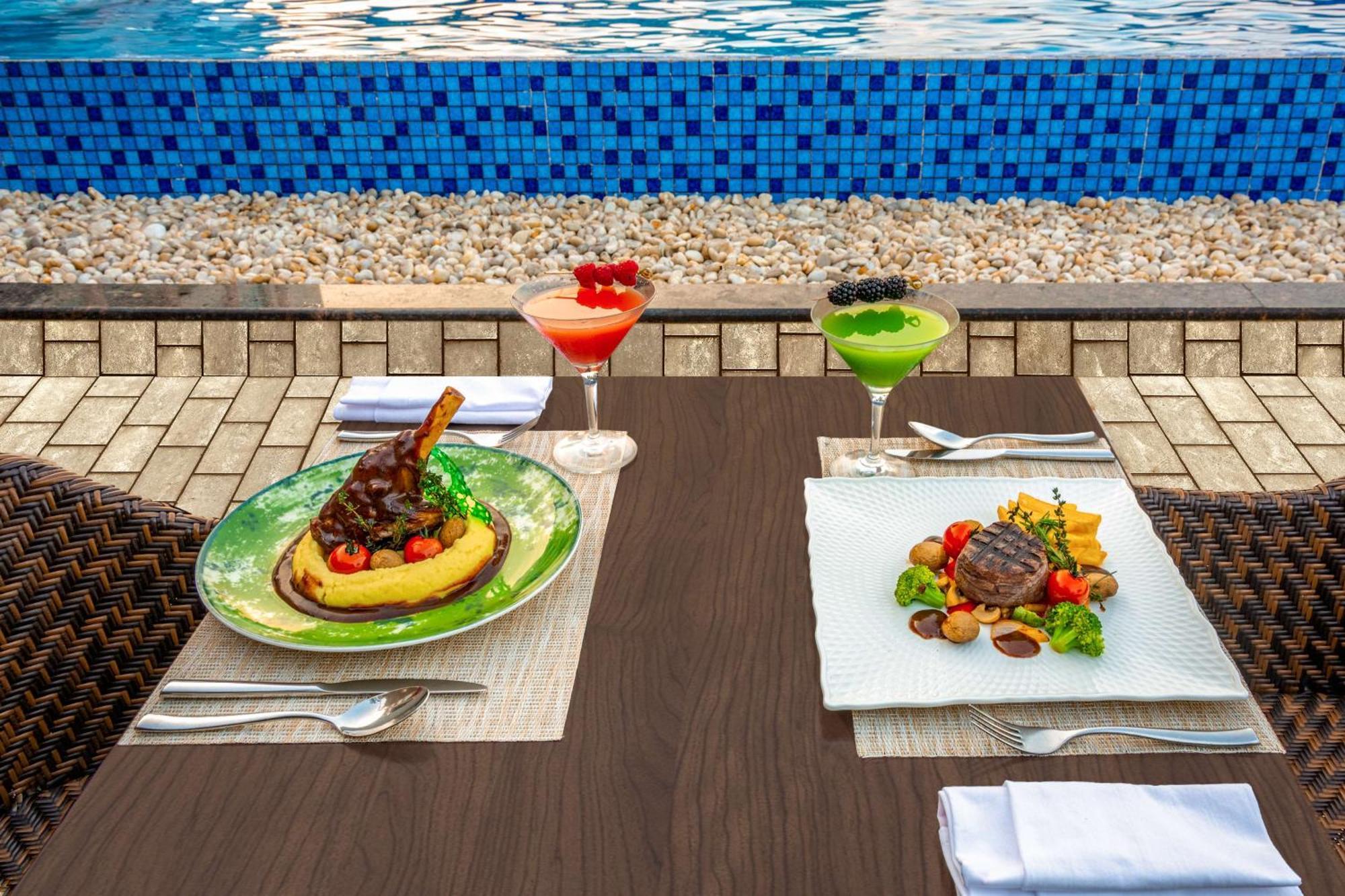 Radisson Blu Hotel & Resort, Sohar Exterior photo A meal at the poolside