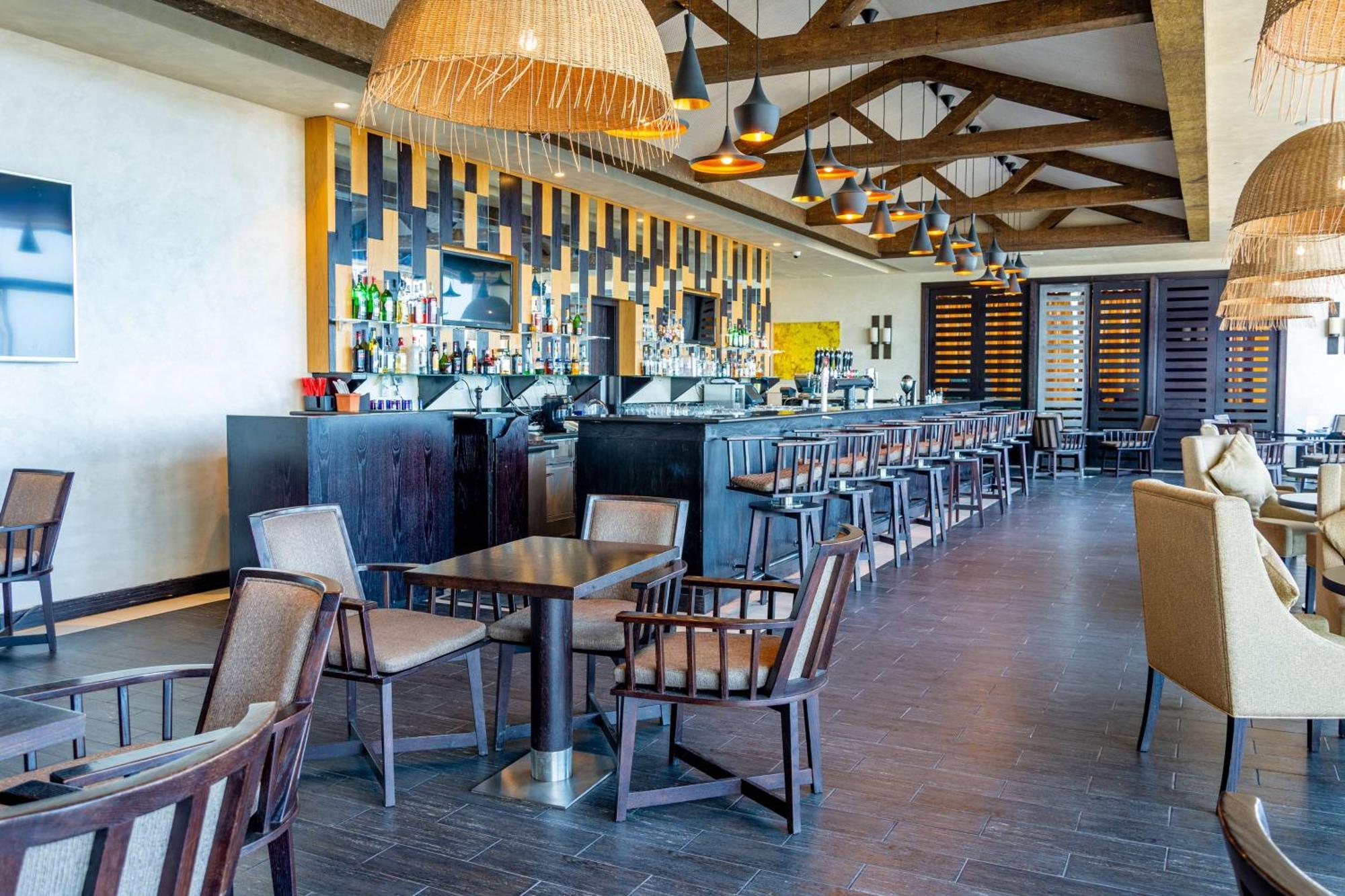 Radisson Blu Hotel & Resort, Sohar Exterior photo The bar at the lounge